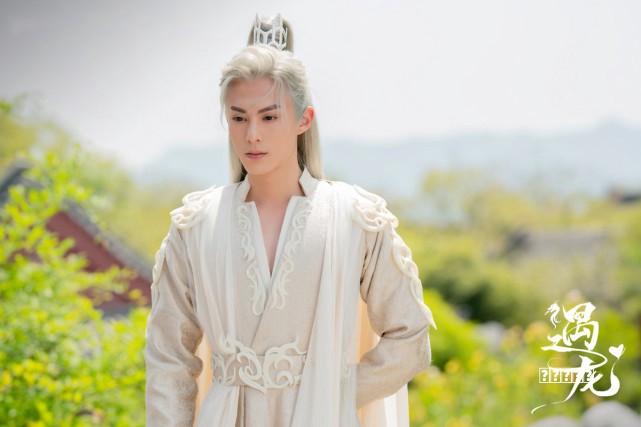 梦幻西游：巨魔王的武器装饰哪里买的？纯透明的武器看着很高端